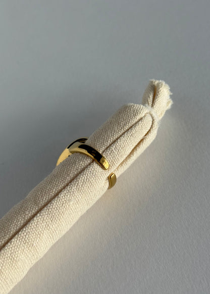 Anello dorato con pietra ovale nera