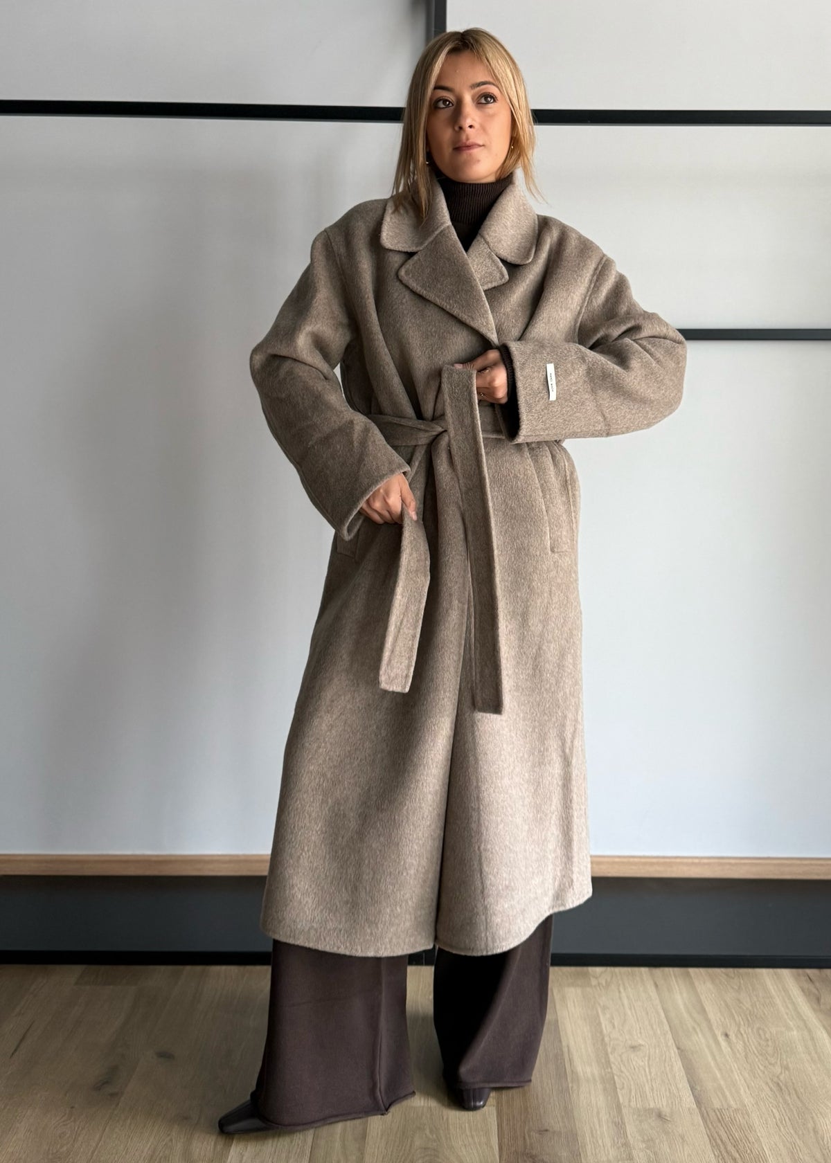 Cappotto lungo con cintura e sciarpa abbinata - KONTATTO