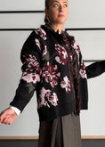 Carica l'immagine nel visualizzatore della galleria, Cardigan jacquard floreale con frange - KONTATTO
