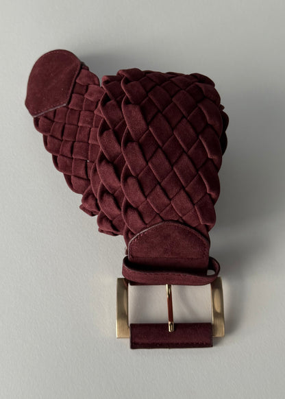 Cintura intrecciata in suede bordeaux con fibbia in metallo