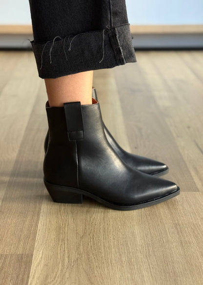 Stivaletto nero in ecopelle con punta affusolata e tacco basso