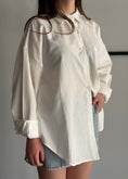 Carica l'immagine nel visualizzatore della galleria, Camicia over bianca basic
