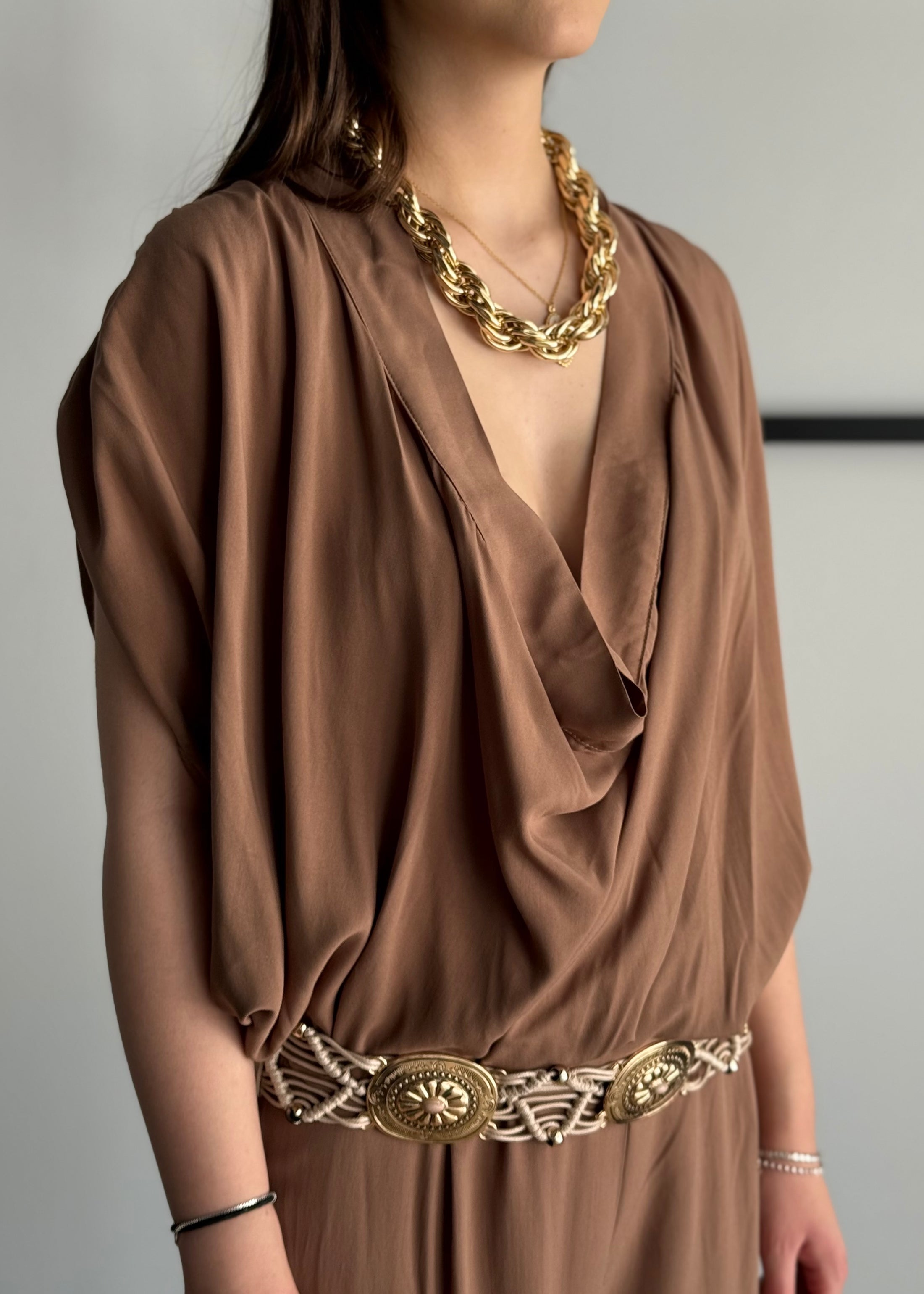 Blusa KONTATTO drappeggiata moro con spalle arricciate
