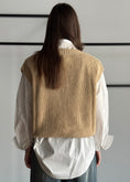 Carica l'immagine nel visualizzatore della galleria, Gilet ZAHJR in maglia cammello
