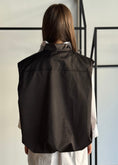 Carica l'immagine nel visualizzatore della galleria, Gilet nero con zip e tasche frontali
