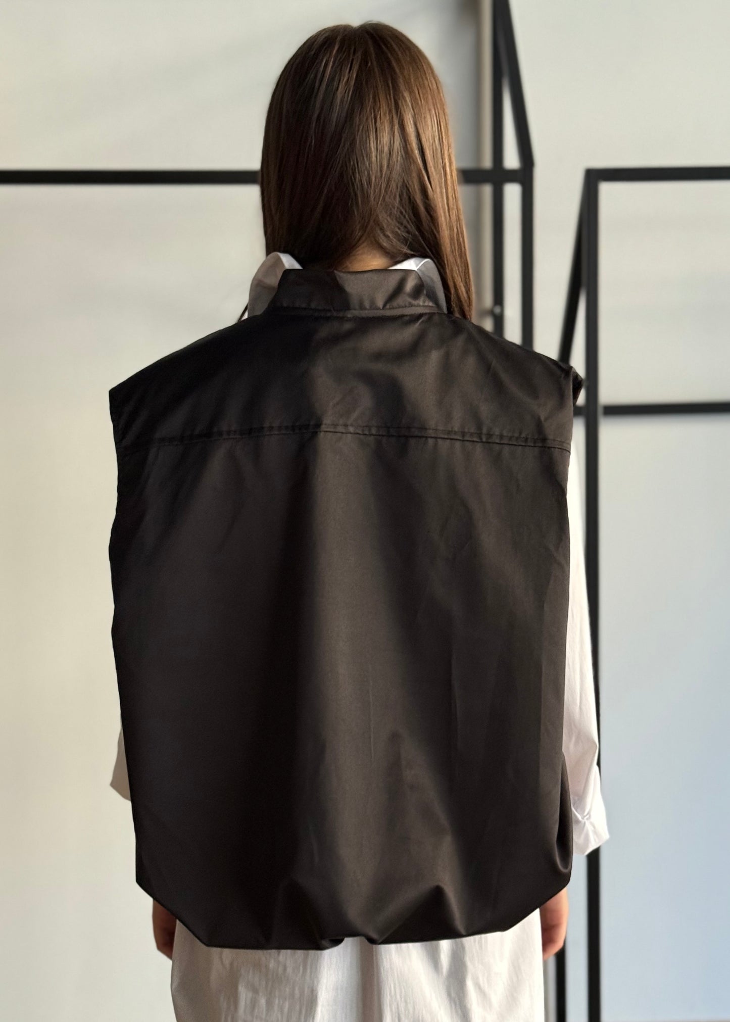 Gilet nero con zip e tasche frontali