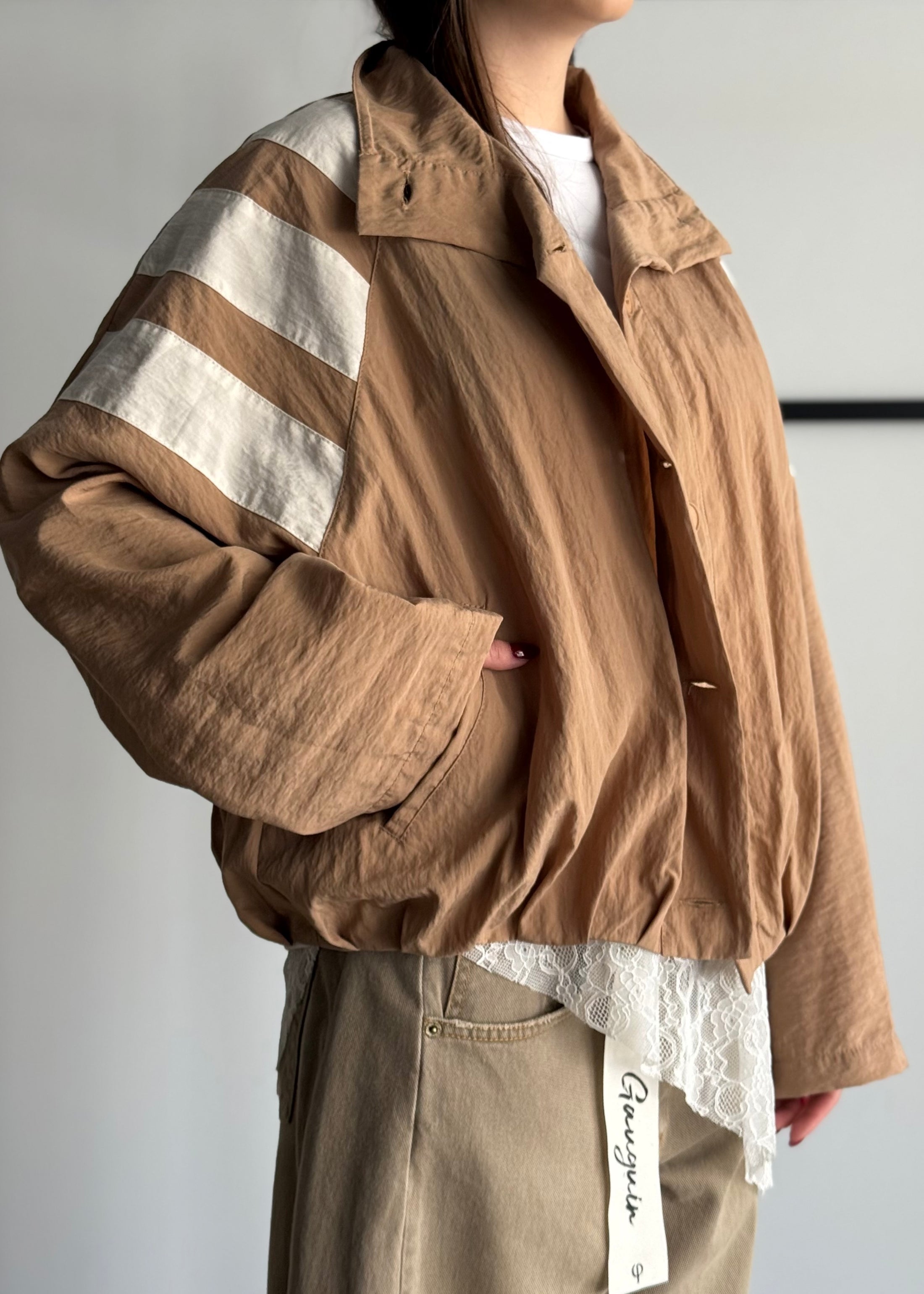 Giacca KIKISIX con dettagli a contrasto