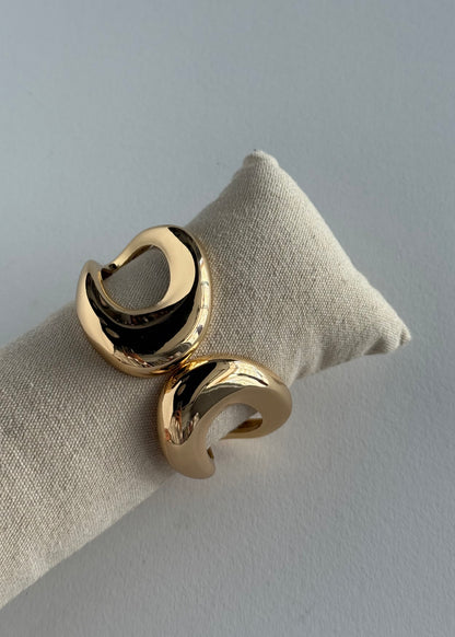 Bracciale rigido dorato effetto scultoreo