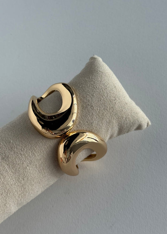 Bracciale rigido dorato effetto scultoreo