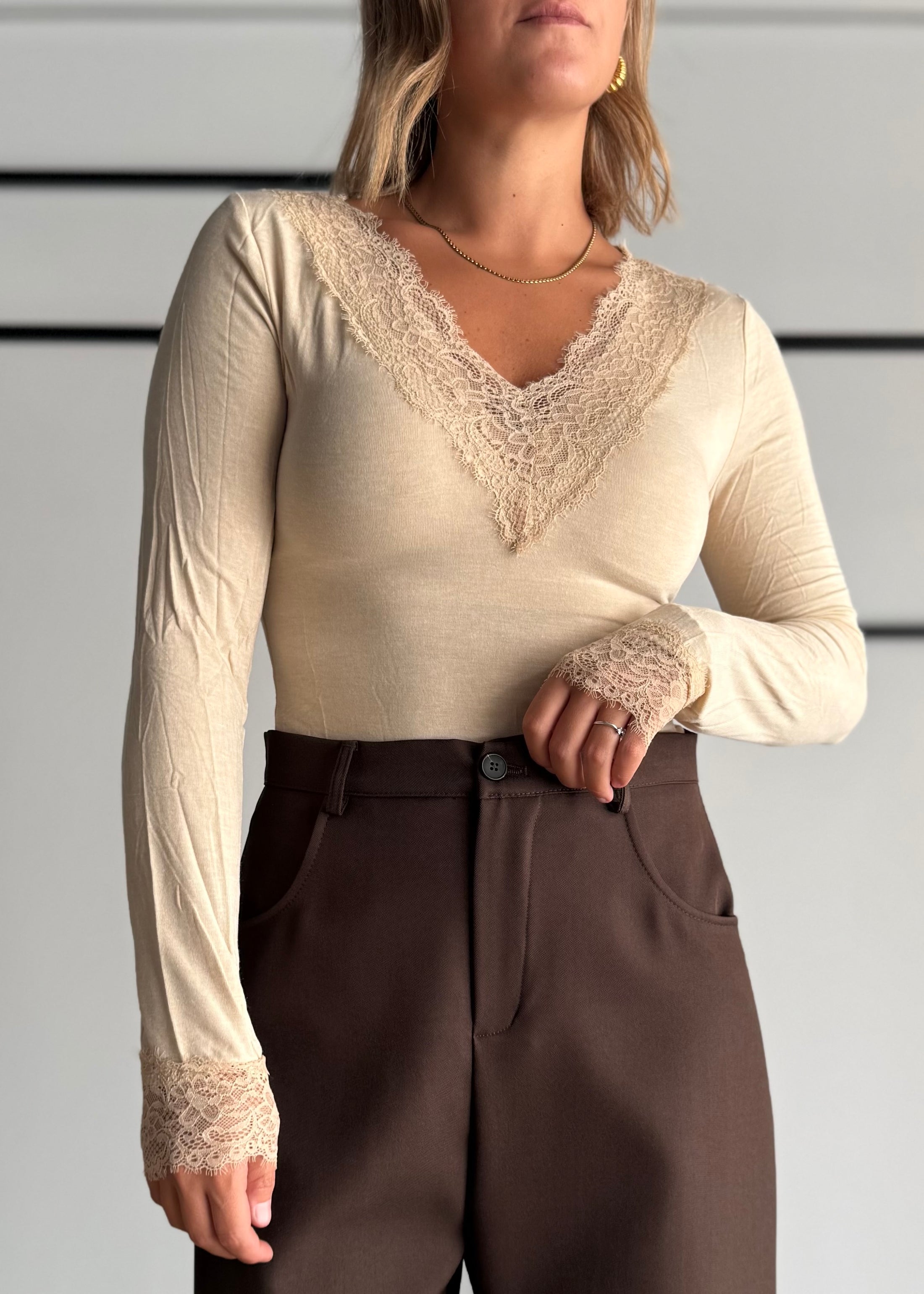 Body beige con pizzo