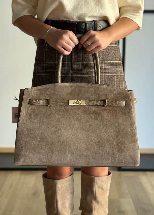 Borsa a Mano in Camoscio con Dettaglio Chiusura Oro