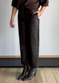 Carica l'immagine nel visualizzatore della galleria, Pantalone moro effetto pitone - ZAHJR
