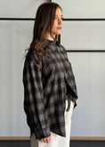 Carica l'immagine nel visualizzatore della galleria, Camicia Oversize Check Nera con Dettagli Brillanti

