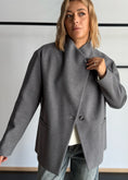 Carica l'immagine nel visualizzatore della galleria, Cappotto grigio con chiusura asimmetrica - ZAHJR
