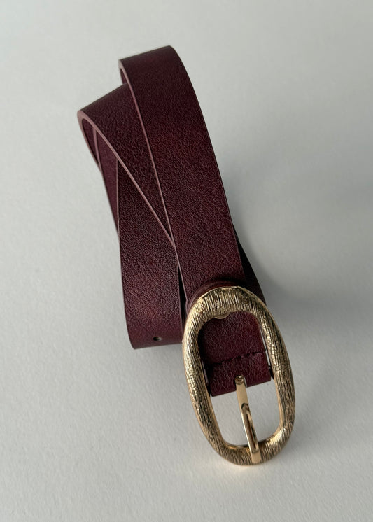 Cintura bordeaux con fibbia dorata ovale