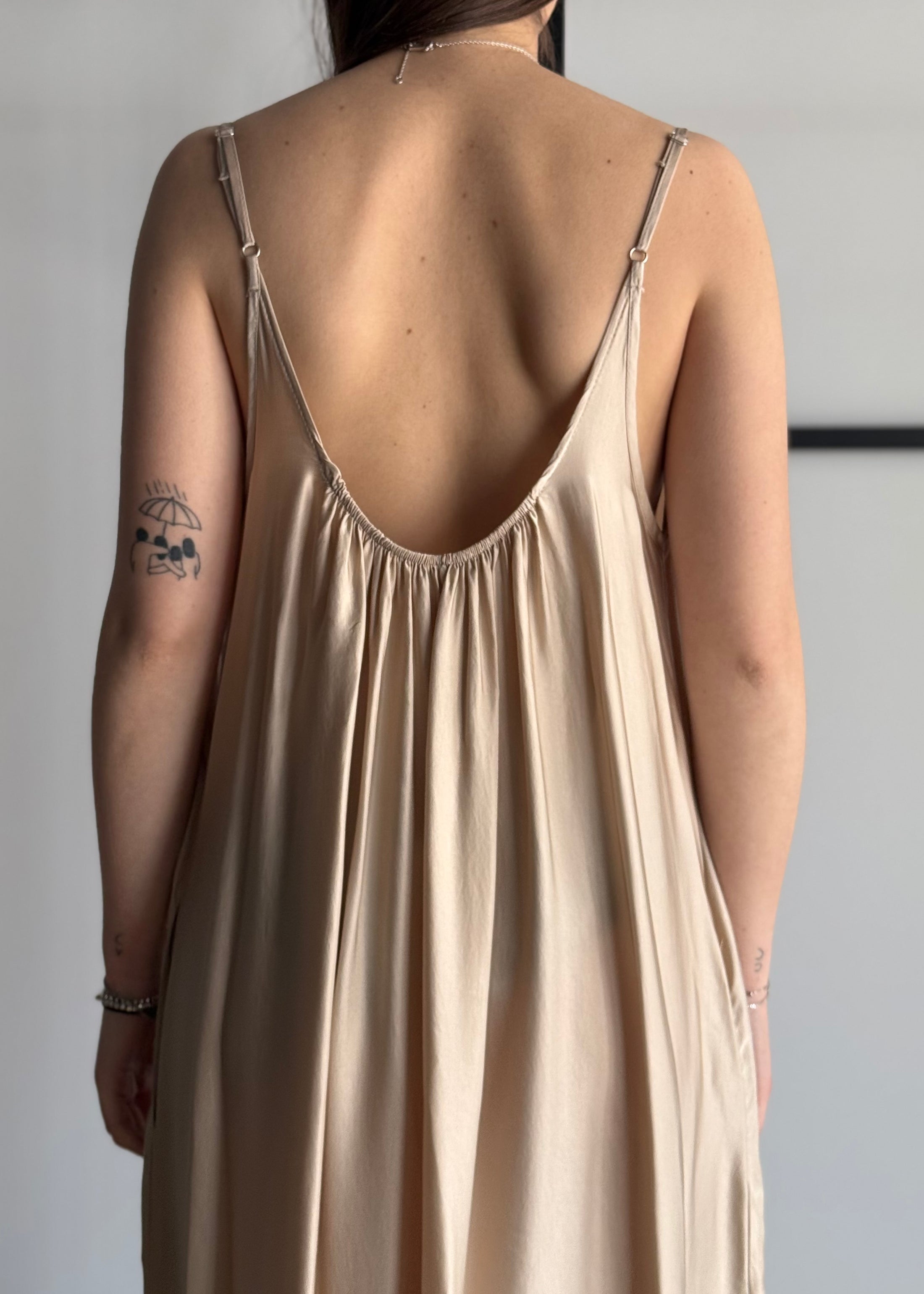 Abito lungo ZAHJR in satin avena