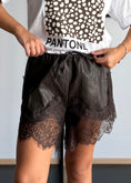 Carica l'immagine nel visualizzatore della galleria, Shorts effetto pelle con pizzo - PHILIALOFT
