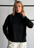 Carica l'immagine nel visualizzatore della galleria, Maglia over nero collo alto - ZAHJR
