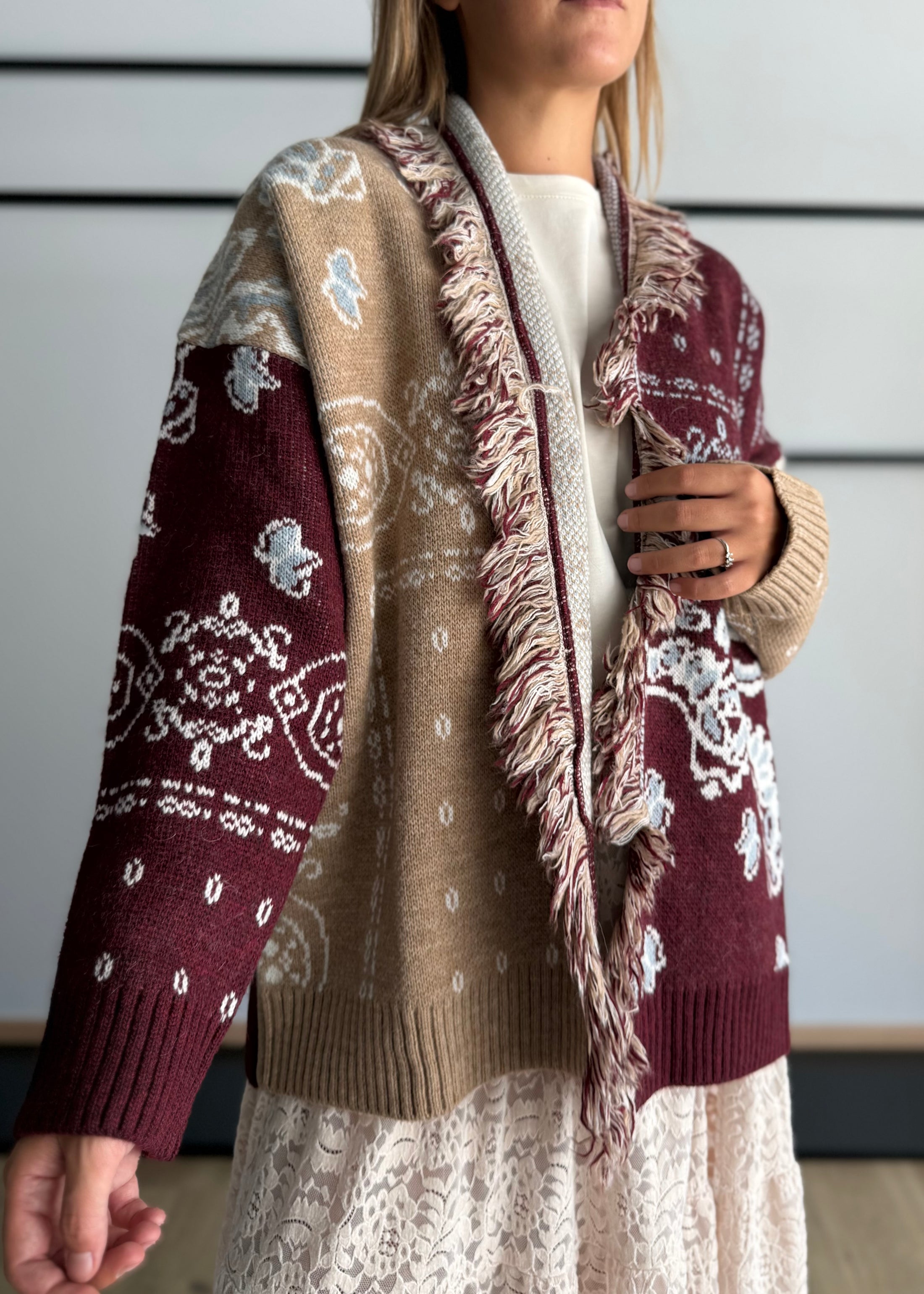 Cardigan jacquard con frange mastice - KONTATTO