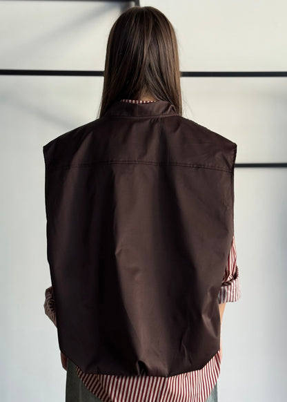 Gilet moro con zip e tasche frontali