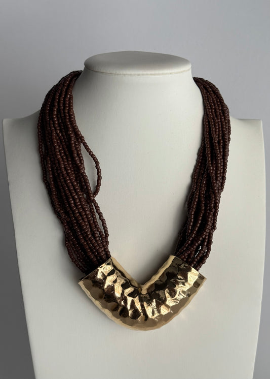 Collana multistrato con perline moro e dettaglio dorato martellato