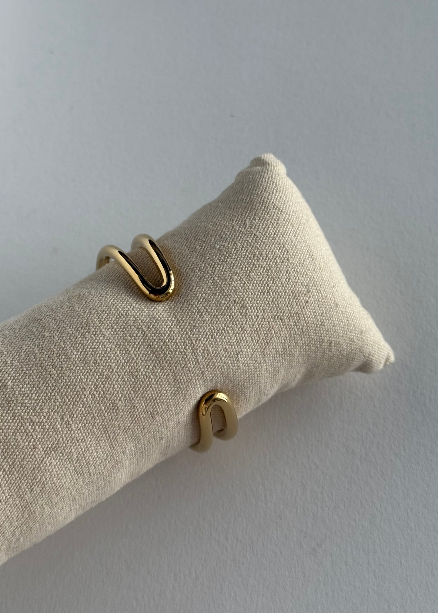 Bracciale rigido dorato doppia onda