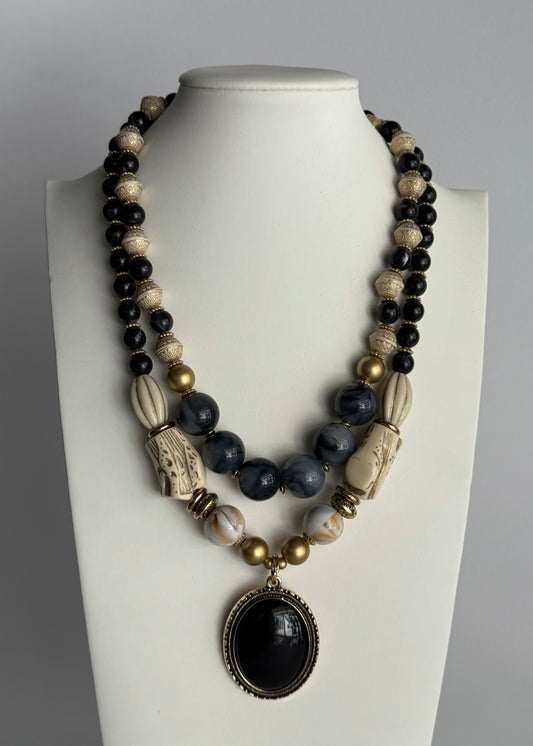 Collana multistrato con perle decorative e pendente