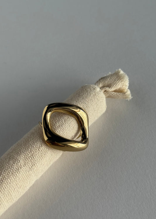 Anello dorato geometrico con design squadrato