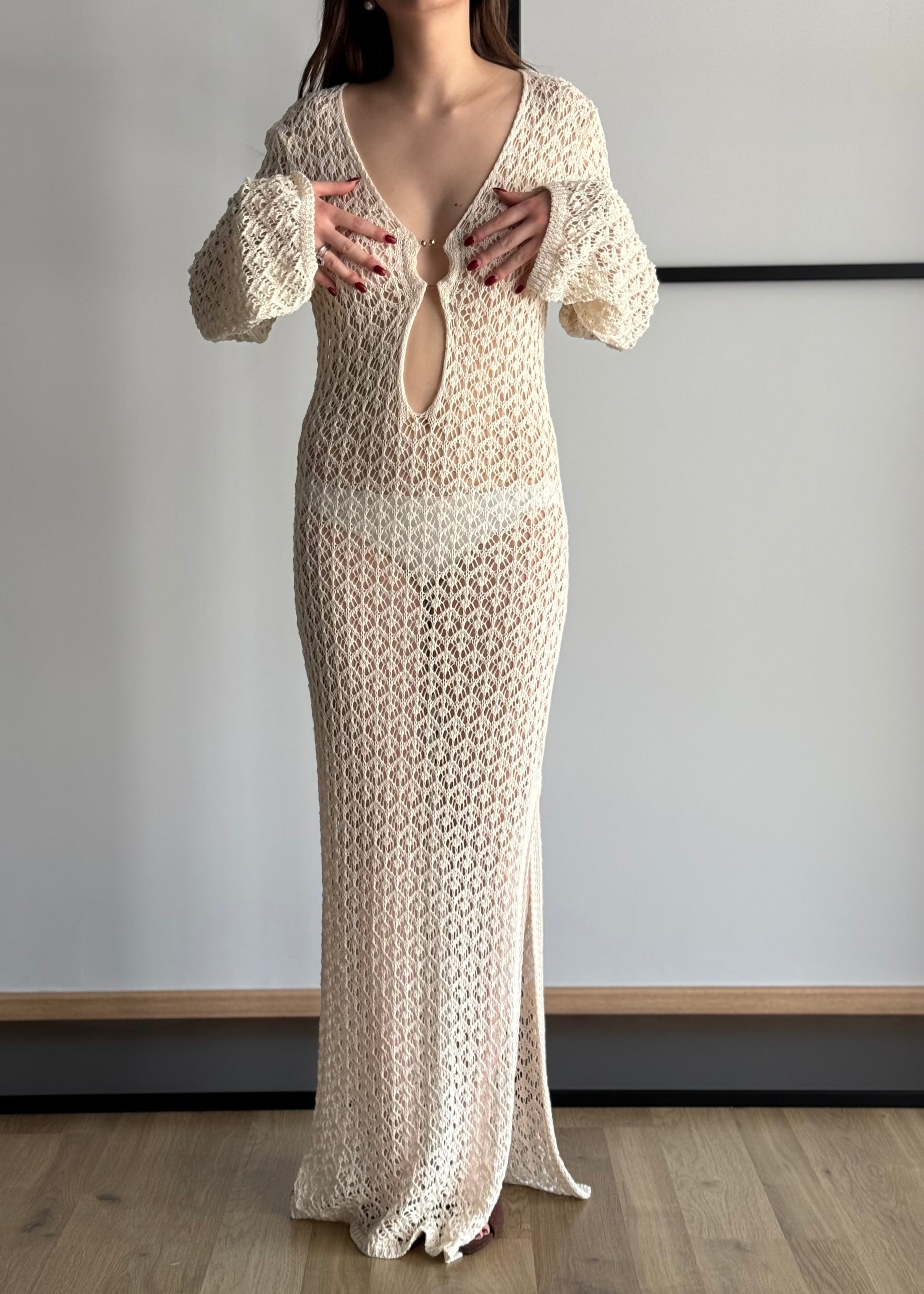 Abito lungo crochet panna con scollo profondo