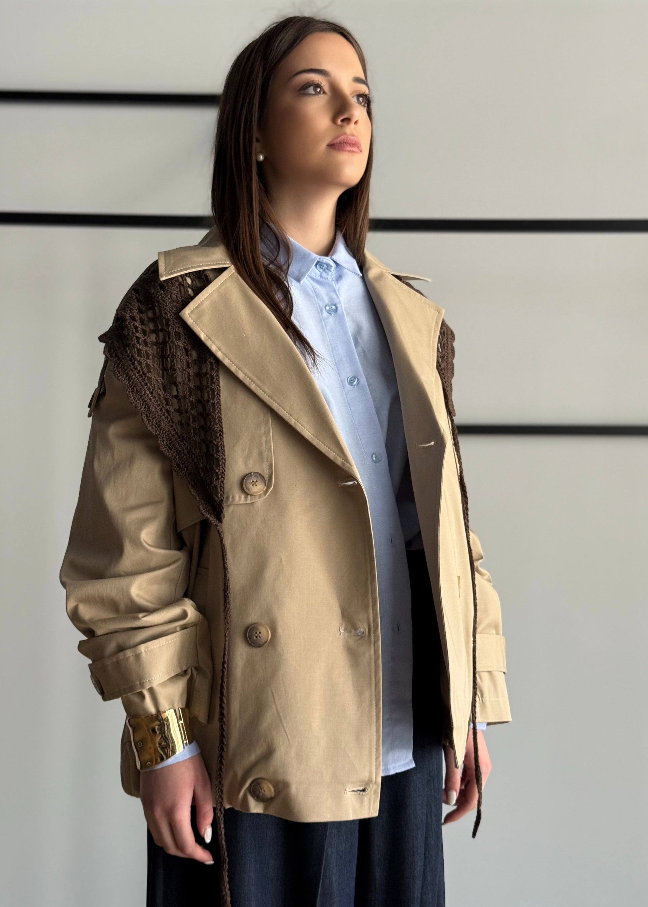 Trench corto KONTATTO con bandana macramé