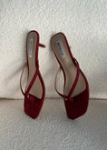 Carica l'immagine nel visualizzatore della galleria, Sandali infradito con tacco bordeaux effetto suede
