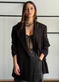 Carica l'immagine nel visualizzatore della galleria, Blazer doppiopetto nero con revers ampi -KONTATTO
