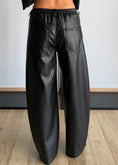 Carica l'immagine nel visualizzatore della galleria, Pantalone wide leg in ecopelle nero - PHILIALOFT
