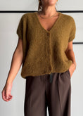 Carica l'immagine nel visualizzatore della galleria, Gilet olio in maglia soft con bottoni - PHILIALOFT
