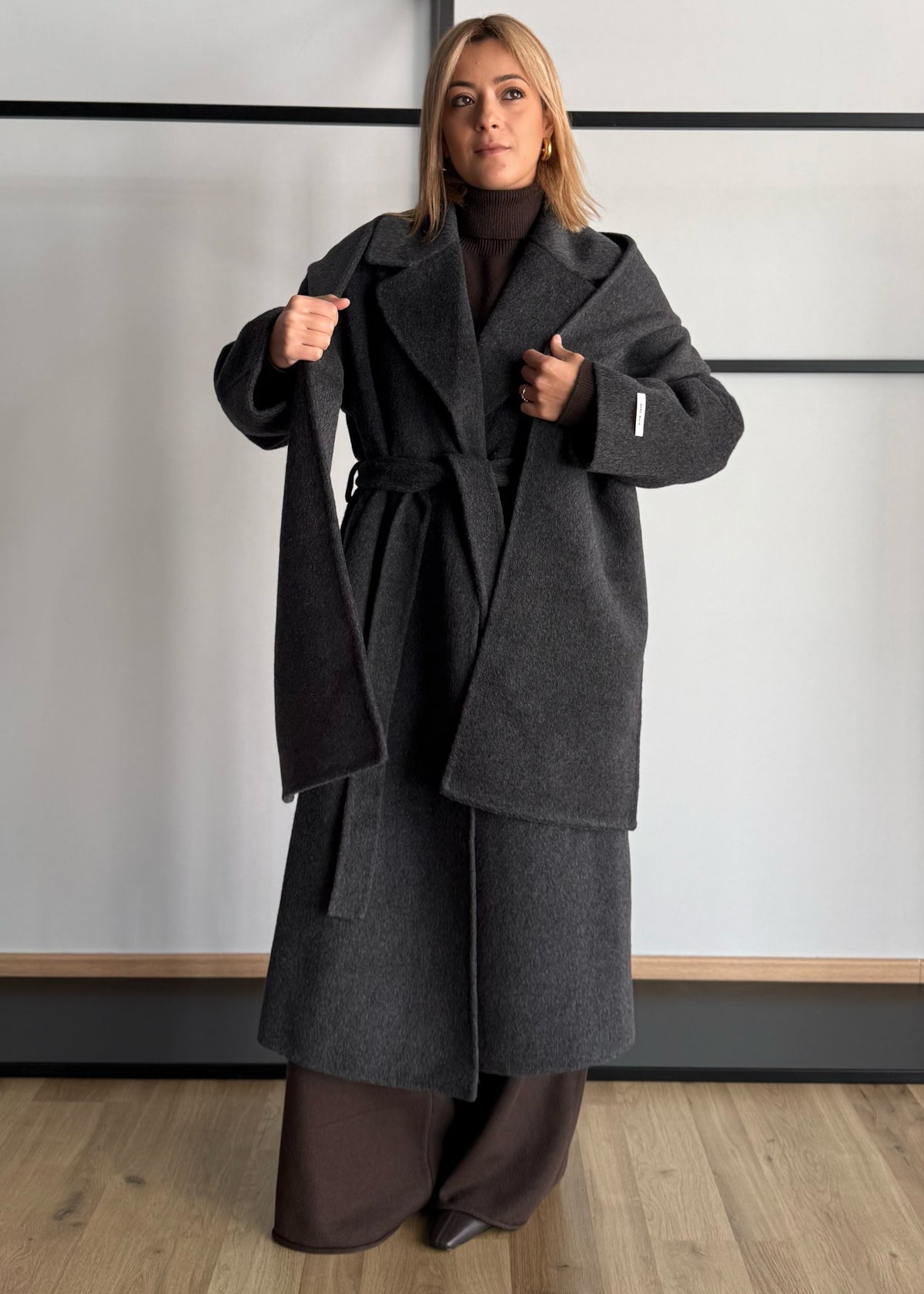 Cappotto lungo con cintura e sciarpa abbinata - KONTATTO
