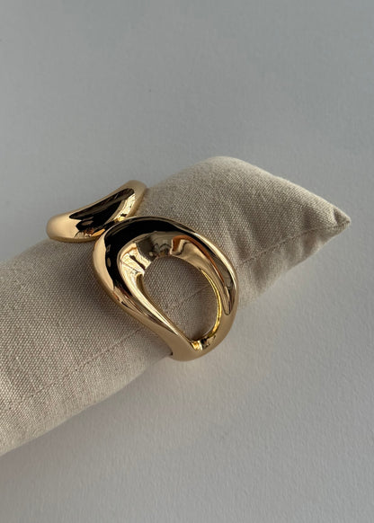 Bracciale rigido dorato effetto scultoreo