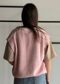 Carica l'immagine nel visualizzatore della galleria, Gilet ZAHJR in maglia con bottoni rosa
