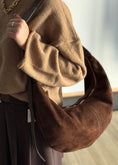 Carica l'immagine nel visualizzatore della galleria, Borsa Hobo in Camoscio Marrone con Dettagli in Pelle
