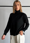 Carica l'immagine nel visualizzatore della galleria, Maglia over nero collo alto - ZAHJR
