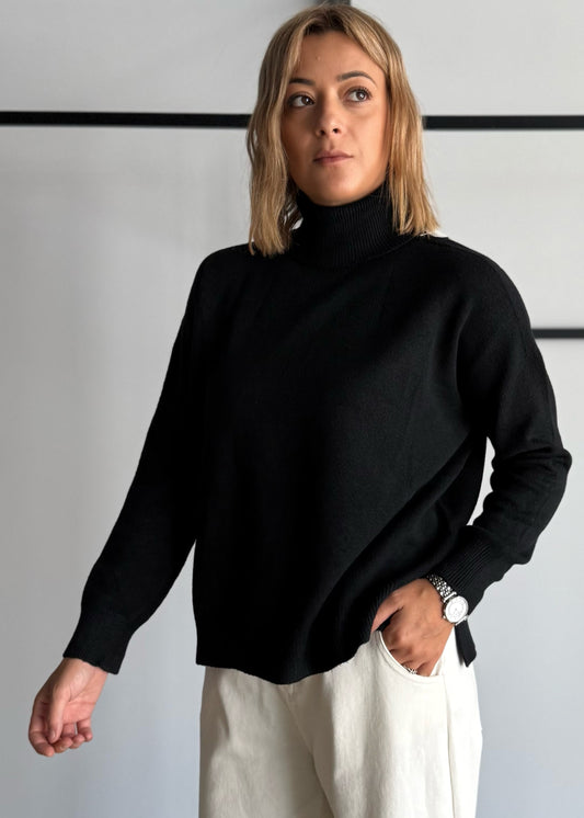 Maglia over nero collo alto - ZAHJR