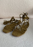 Carica l'immagine nel visualizzatore della galleria, Sandali alla schiava in suede verde oliva
