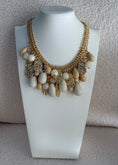 Carica l'immagine nel visualizzatore della galleria, Collana oro e beige con charms pendenti
