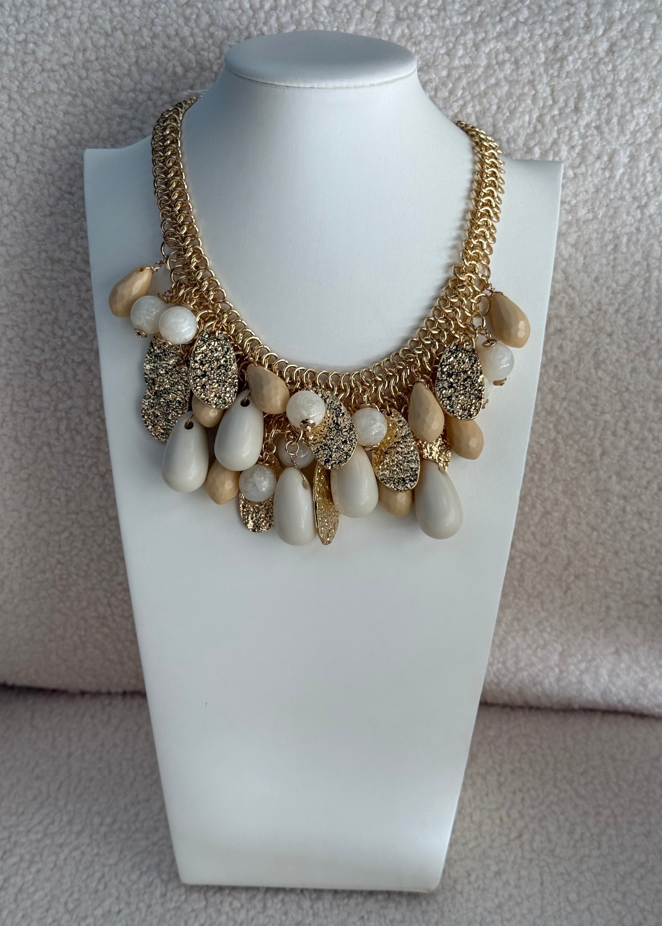 Collana oro e beige con charms pendenti