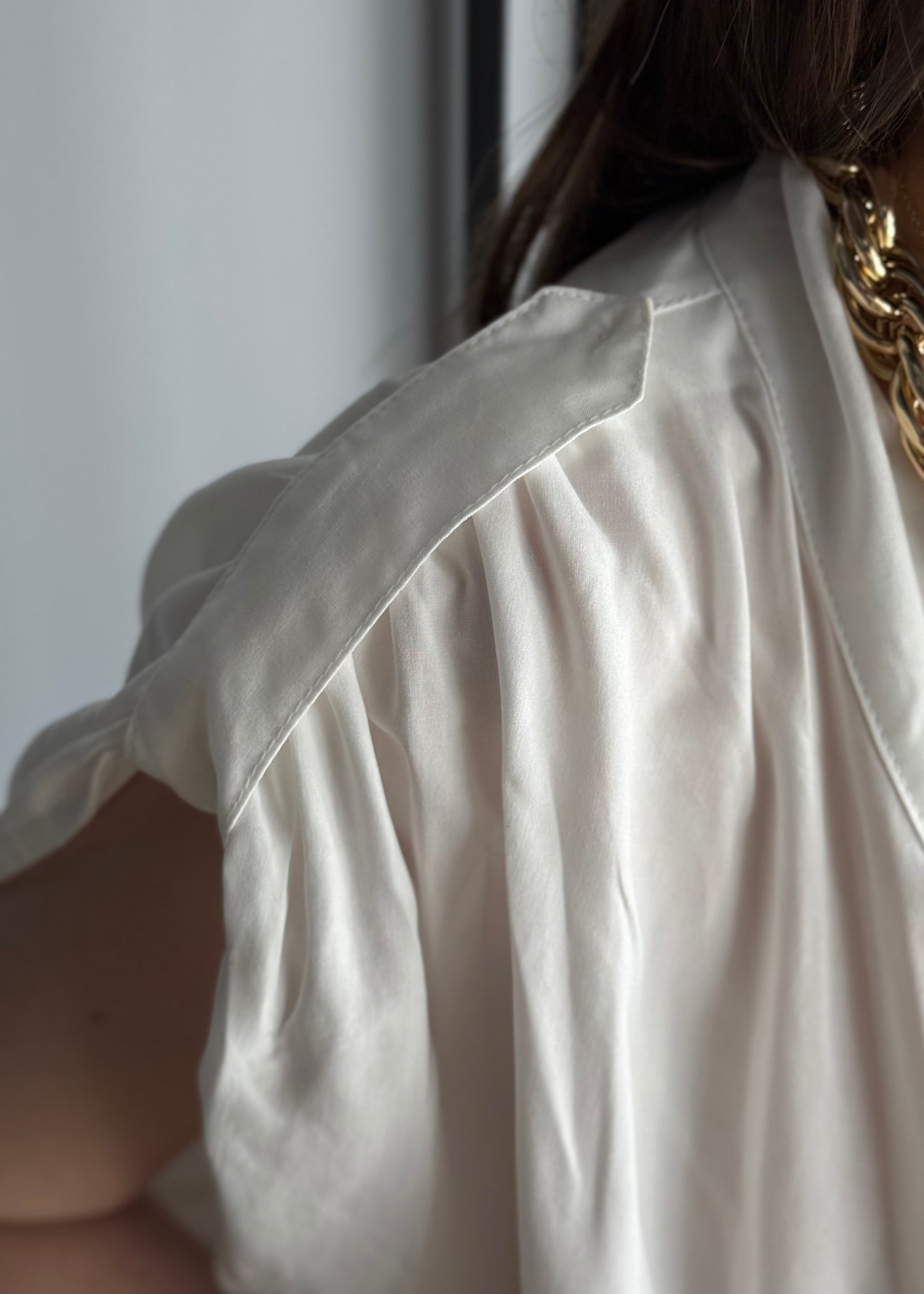Blusa KONTATTO drappeggiata bianca con spalle arricciate
