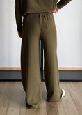 Carica l'immagine nel visualizzatore della galleria, Pantalone in maglia olio - ZAHJR
