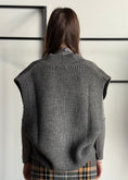Carica l'immagine nel visualizzatore della galleria, Gilet LUMINA in maglia a costine
