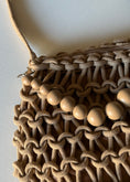 Carica l'immagine nel visualizzatore della galleria, Borsa Beige in Corda Intrecciata con Tracolla e Manico di Perle
