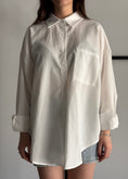 Carica l'immagine nel visualizzatore della galleria, Camicia over bianca basic
