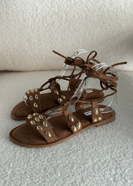 Sandali THEVICE con borchie oro cammello