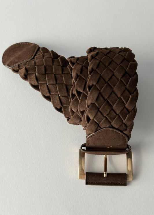 Cintura intrecciata in suede marrone con fibbia in metallo